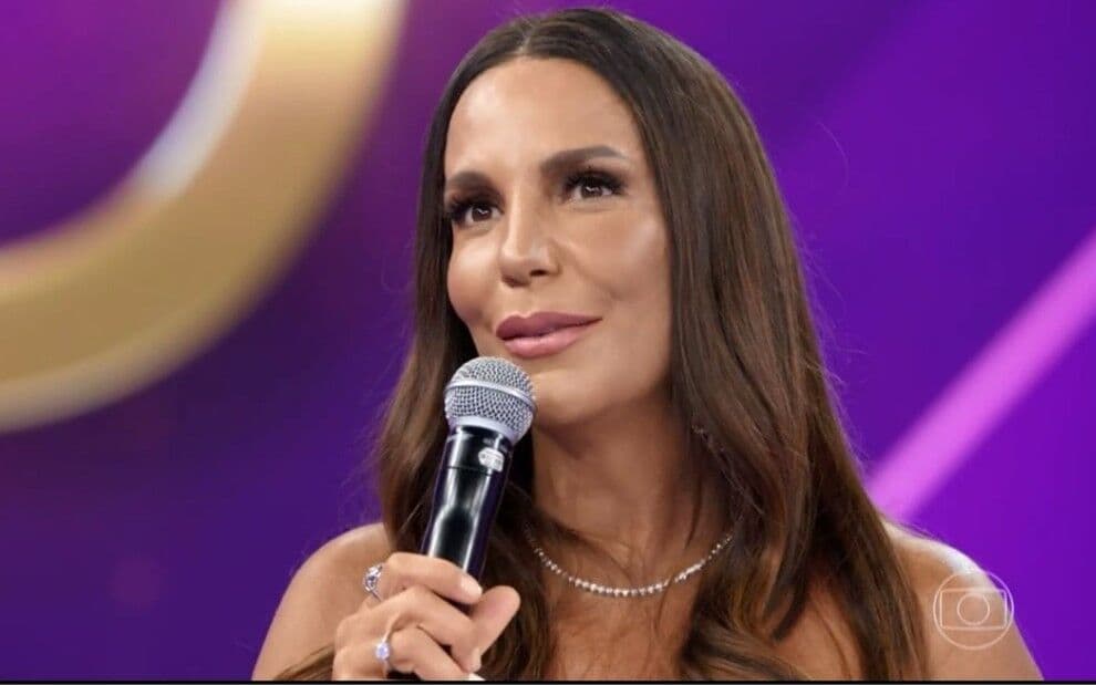 Ivete Sangalo chora ao receber prêmio no Domingão do Faustão