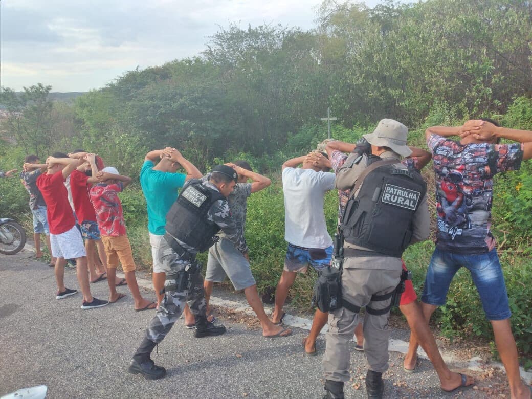 Polícia Militar acaba com 'rolezinho' e apreende 17 motos irregulares no Sertão da Paraíba