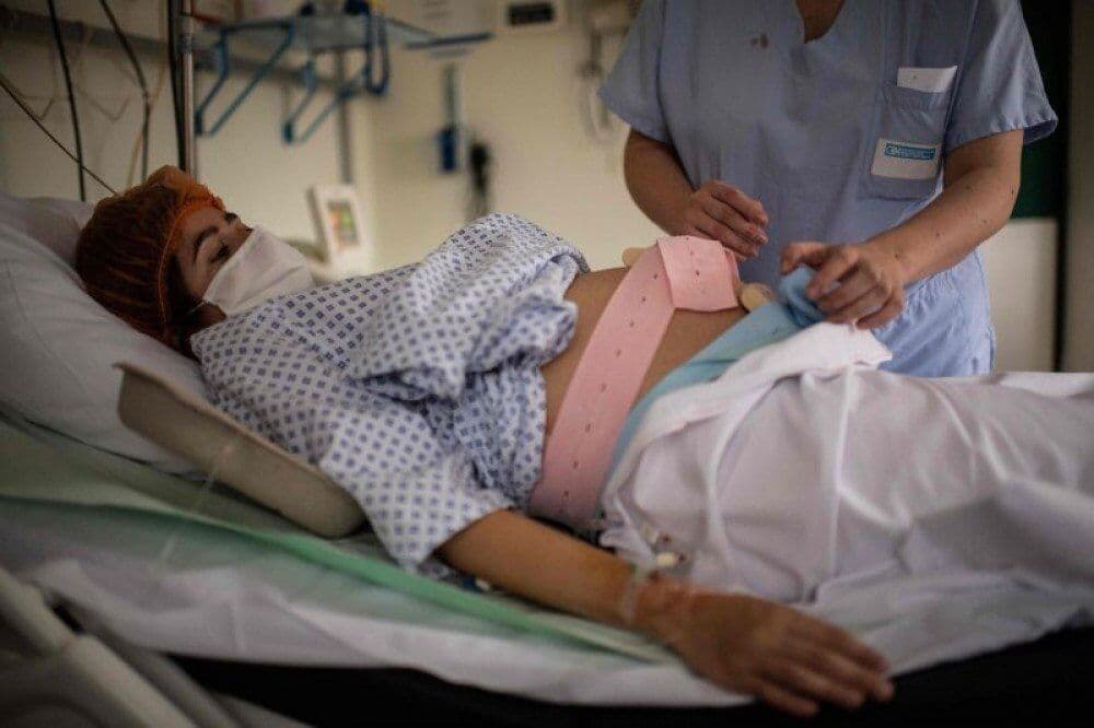 Fetos não pegam covid de mães infectadas, mas herdam menos defesa, diz Harvard