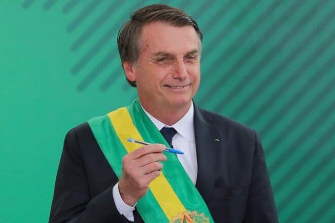 Bolsonaro assina Medida Provisória que eleva salário mínimo para R$ 1.100 em 2021