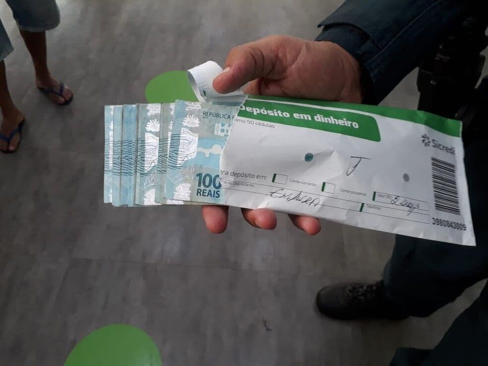 Casal acha envelope com R$ 2 mil no 1º dia do ano e procura polícia para identificar dono do dinheiro