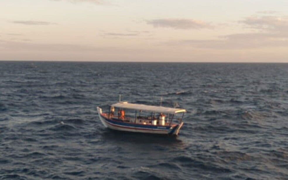 Pescadores idosos desaparecem no mar da Bahia e são achados à deriva quatro dias depois