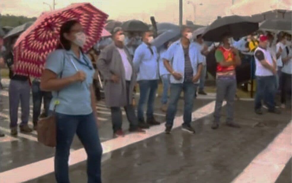 Trabalhadores da Ford protestam contra fechamento de fábricas no Brasil