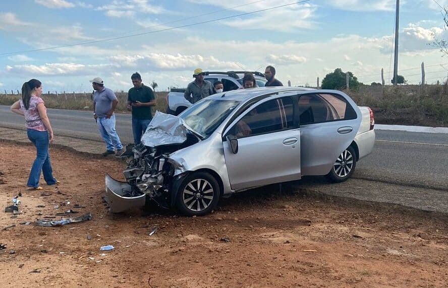 Pastor e cantora evangélica ficam feridos após carro colidir com caminhão em rodovia da Paraíba