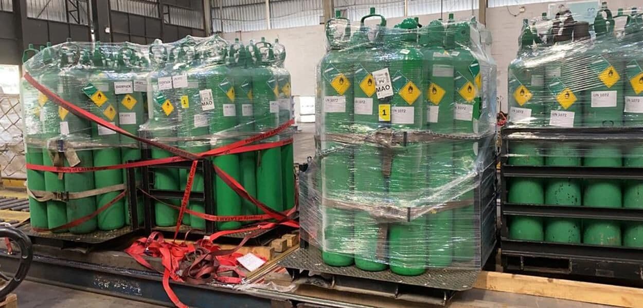Polícia apreende 33 cilindros de oxigênio escondidos em caminhão em Manaus