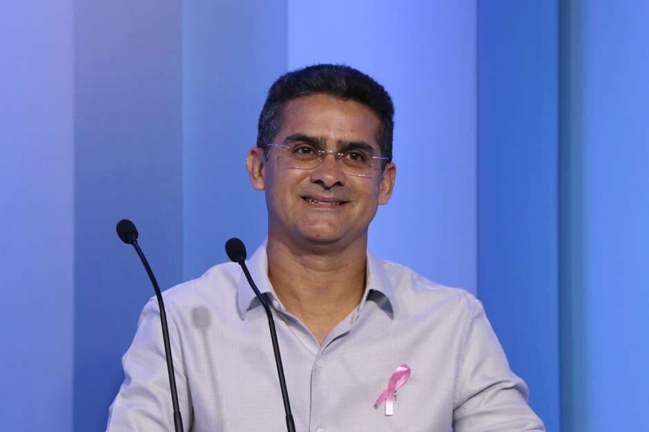 Após denúncias de fura fila em vacinação, prefeito de Manaus vai proibir fotos de vacinação nas redes