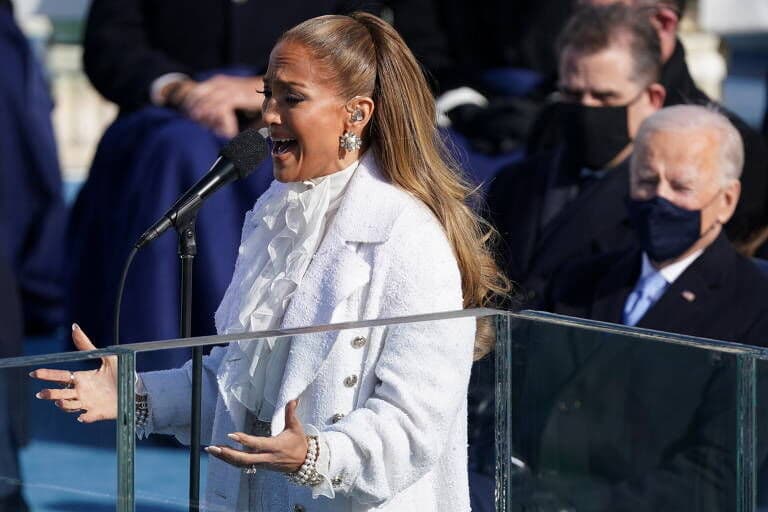 Lady Gaga pede paz, J-Lo fala espanhol e jovem poeta negra marca posse de Biden