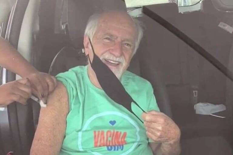 'Vacina sim', diz Ary Fontoura após ser vacinado no Rio de Janeiro