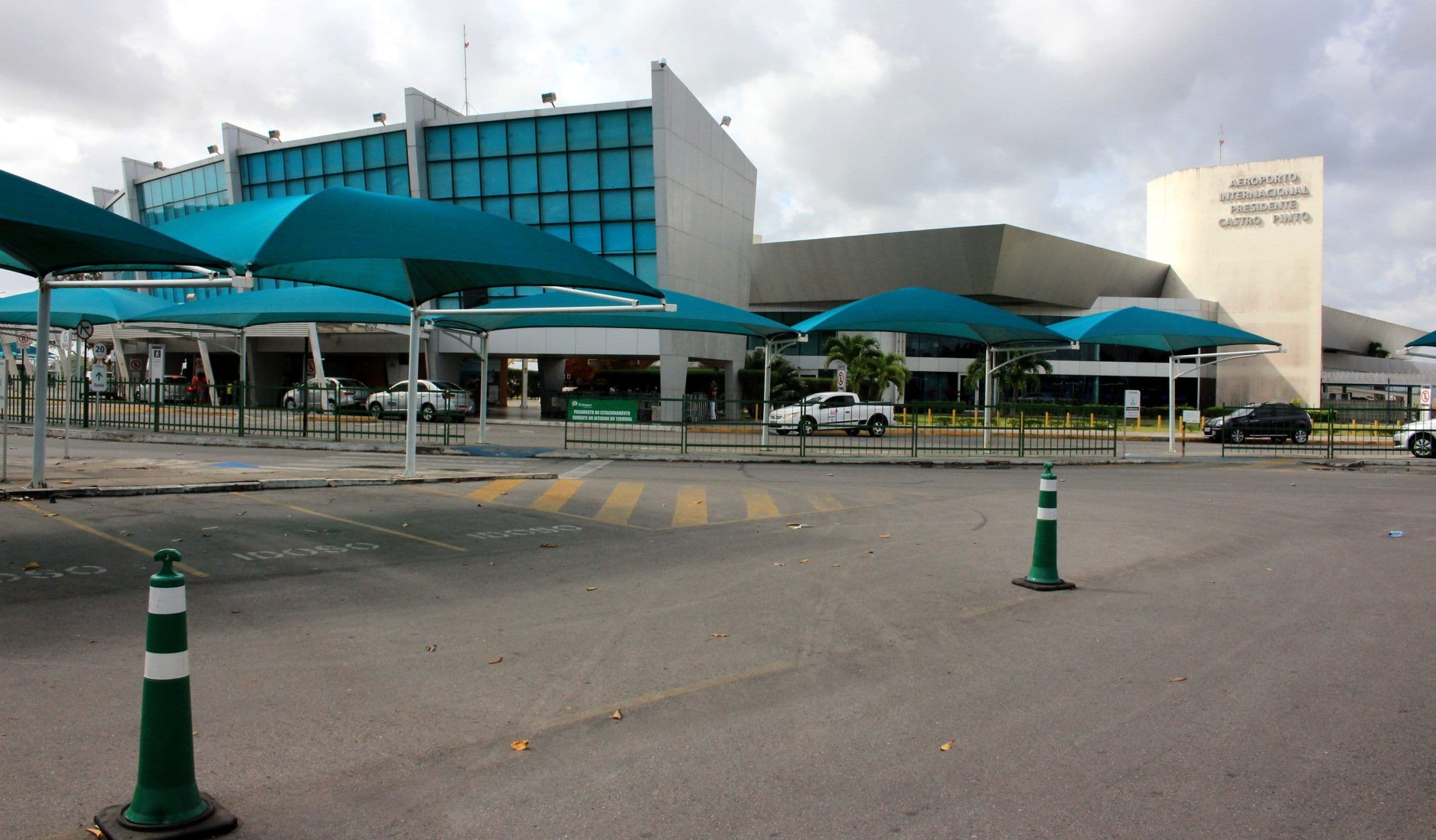 Clima obriga aeroporto Castro Pinto "operar por instrumentos" após voos desviados e cancelados