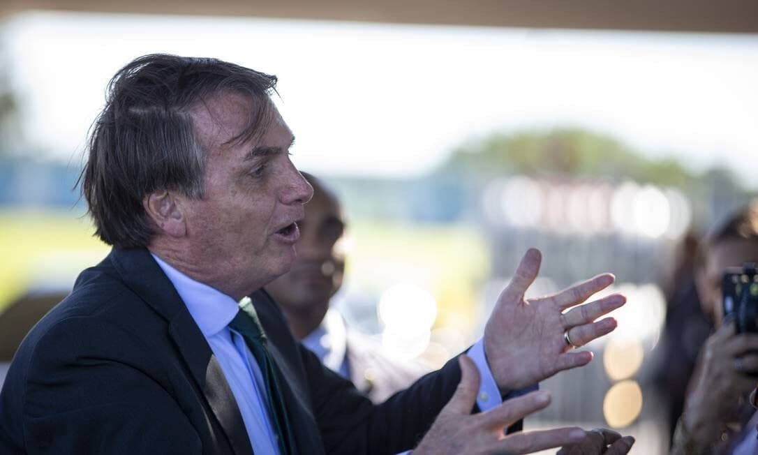 Bolsonaro diz que tem 'cheque de R$ 20 bilhões' para comprar vacina mas que produto está em falta