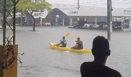 Moradores são filmados em caiaque durante alagamento de avenida após fortes chuvas em João Pessoa