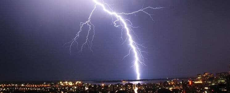 Queda de raio deixa mil residências e estabelecimentos sem energia elétrica em João Pessoa