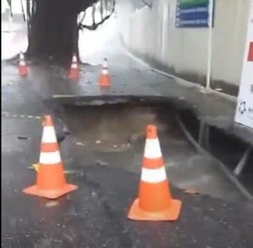 Cratera se forma em estacionamento de shopping de João Pessoa após fortes chuvas