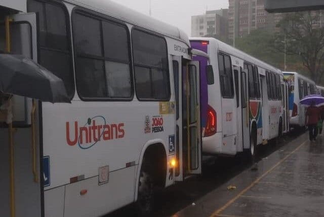 Alagamentos interrompem circulação de ônibus em João Pessoa e viagens estão atrasadas