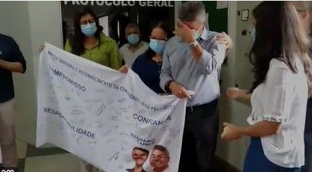 Reitor Vicemário Simões chora ao se despedir da UFCG após Bolsonaro nomear o menos votado para o cargo: "saio pela porta da frente com muita dignidade"