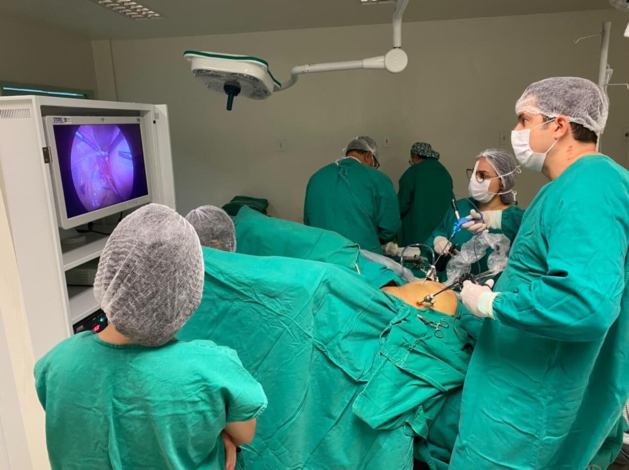 Hospital Universitário de Campina Grande faz cirurgia de retirada de útero com suporte de microcâmera