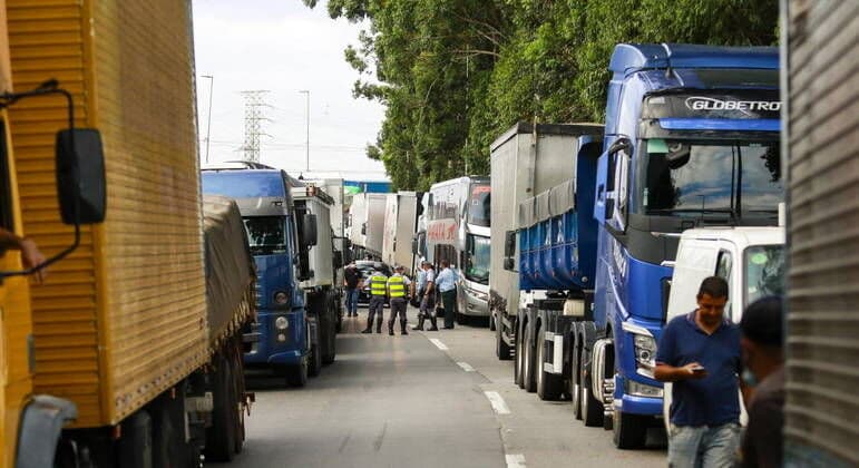 Caminhoneiros protestam contra medidas restritivas impostas em São Paulo