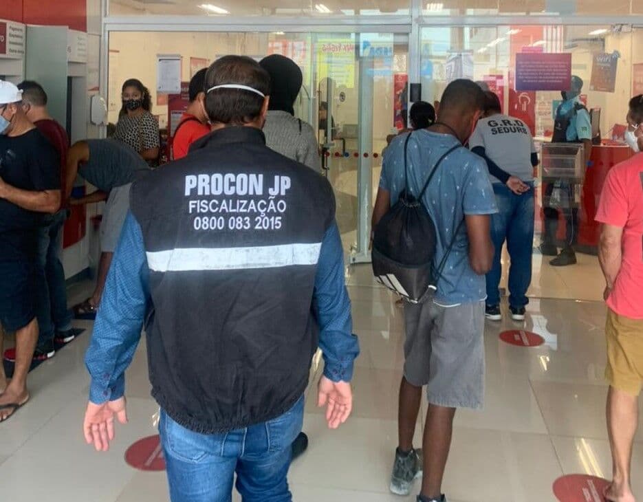 Procon-JP autua 27 agências bancárias por aglomeração, falta de oferta de álcool e medidores de temperatura com falhas