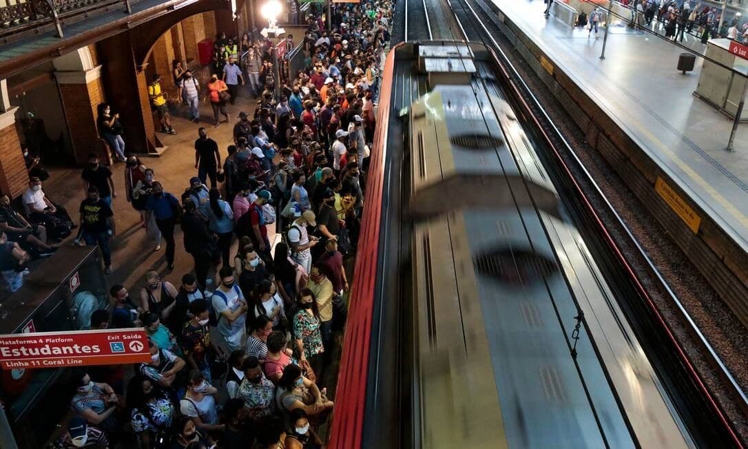 Brasil completa uma semana de recordes de média móvel de mortes por Covid, que chega a 1.423