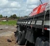 Caminhão carregado de cerâmica cai em buraco em via de João Pessoa