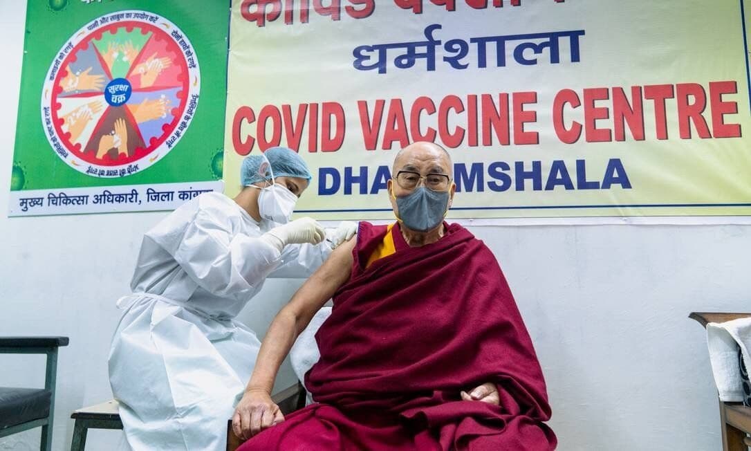 Líder espiritual tibetano Dalai Lama é vacinado contra Covid-19