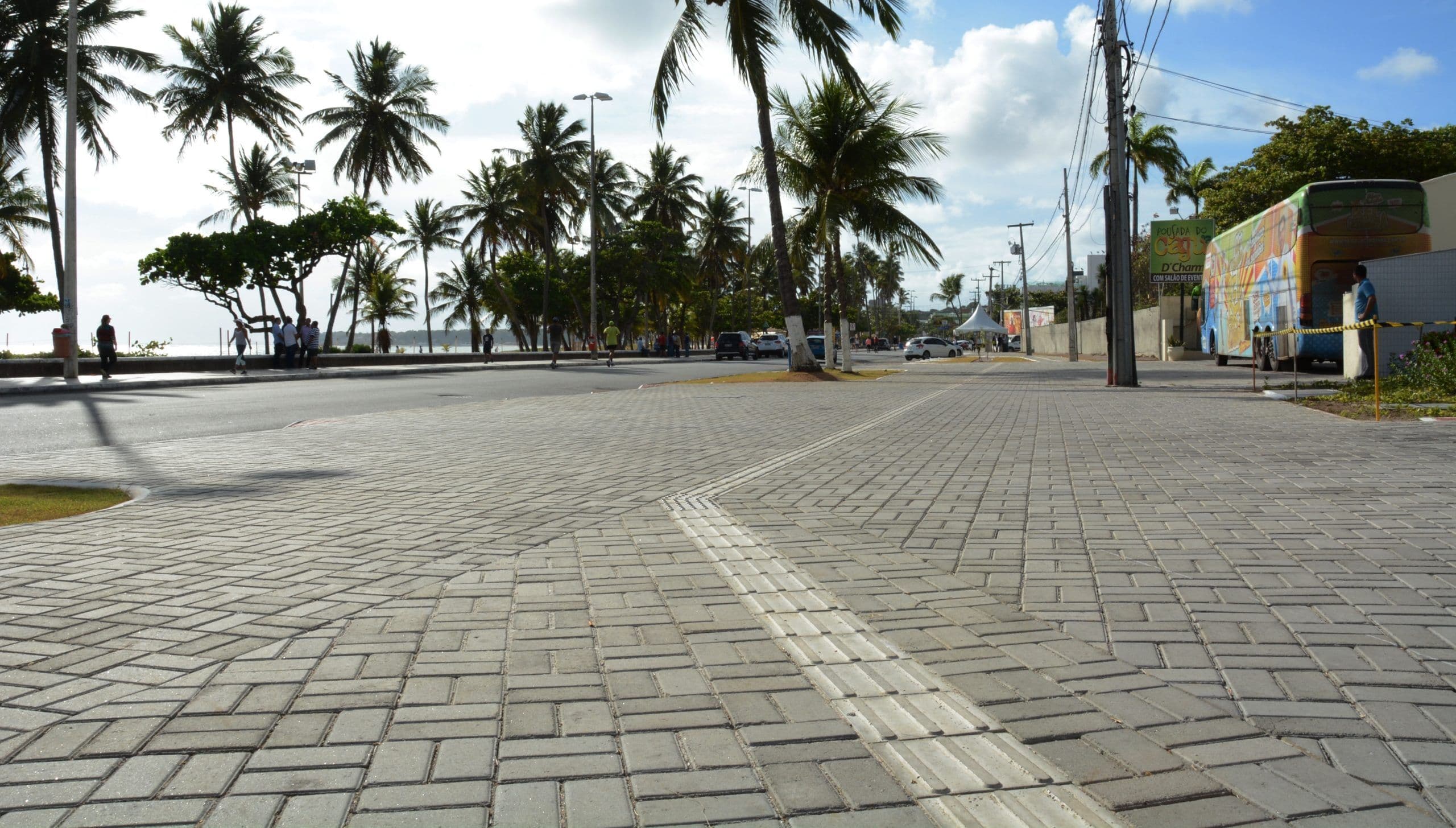 Condutores desobedecem decreto e 247 são autuados por veículos estacionados na orla de João Pessoa