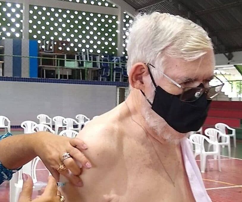 Aos 76 anos, ex-deputado federal Luiz Couto recebe primeira dose de vacina contra Covid-19 em João Pessoa