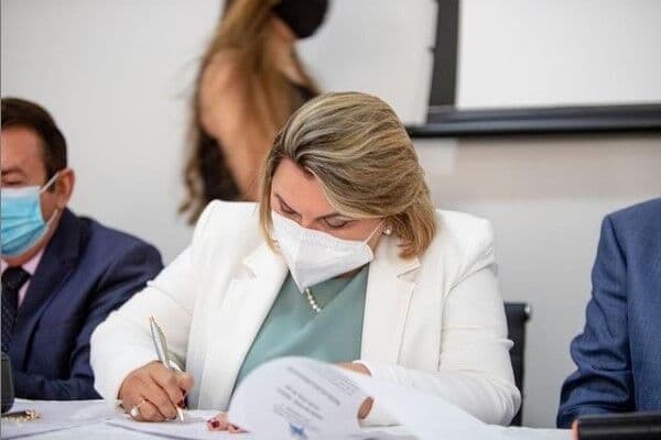 Prefeita de Coremas, Chaguinha de Edilson, está na UTI após diagnóstico de covid-19