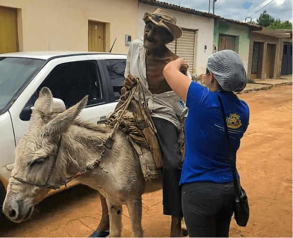 Idoso vai de jumento se vacinar contra Covid-19 em Cachoeira dos Índios