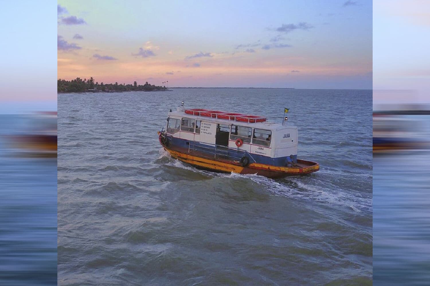 Barco ônibus é atração para turistas no litoral de Cabedelo