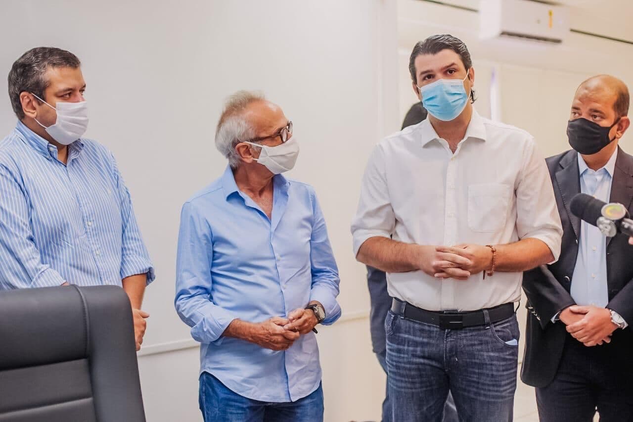 Em cerimônia rápida, Cícero Lucena transmite cargo de prefeito a Leo Bezerra antes de viagem