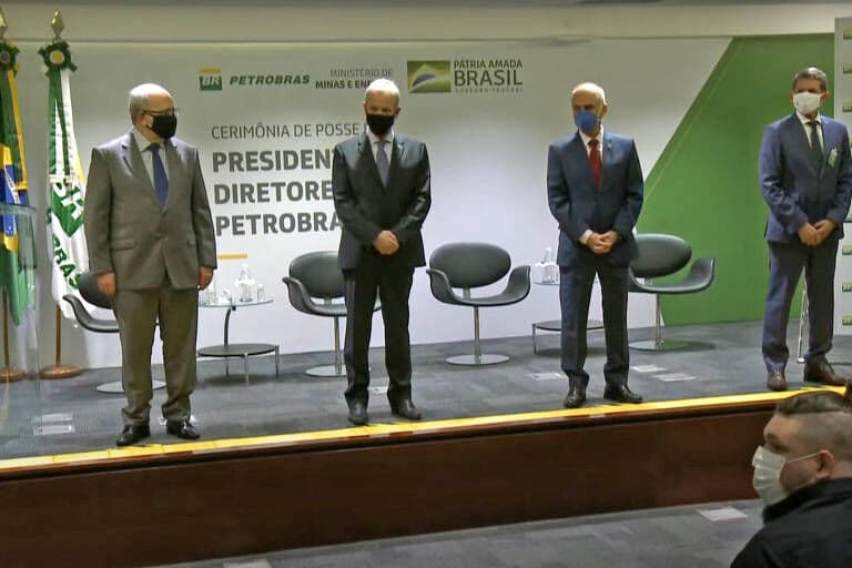 General Silva e Luna toma posse na Petrobras dizendo que desafio é conciliar consumidor e acionista