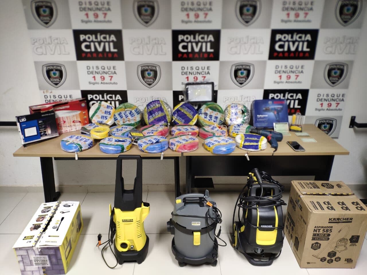 Funcionários são presos suspeitos de furtar fios de cobre e outros produtos de loja de material de construção em João Pessoa