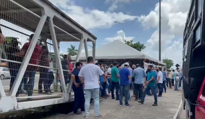 Grupo de construtores protesta no Centro Administrativo de João Pessoa por atraso em emissão de documentos e decreto que prejudicaria o setor