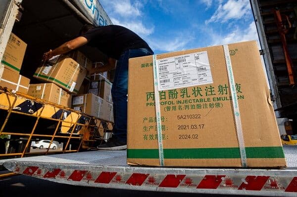 SUS recebe remédios de kit intubação em mandarim e teme confusão