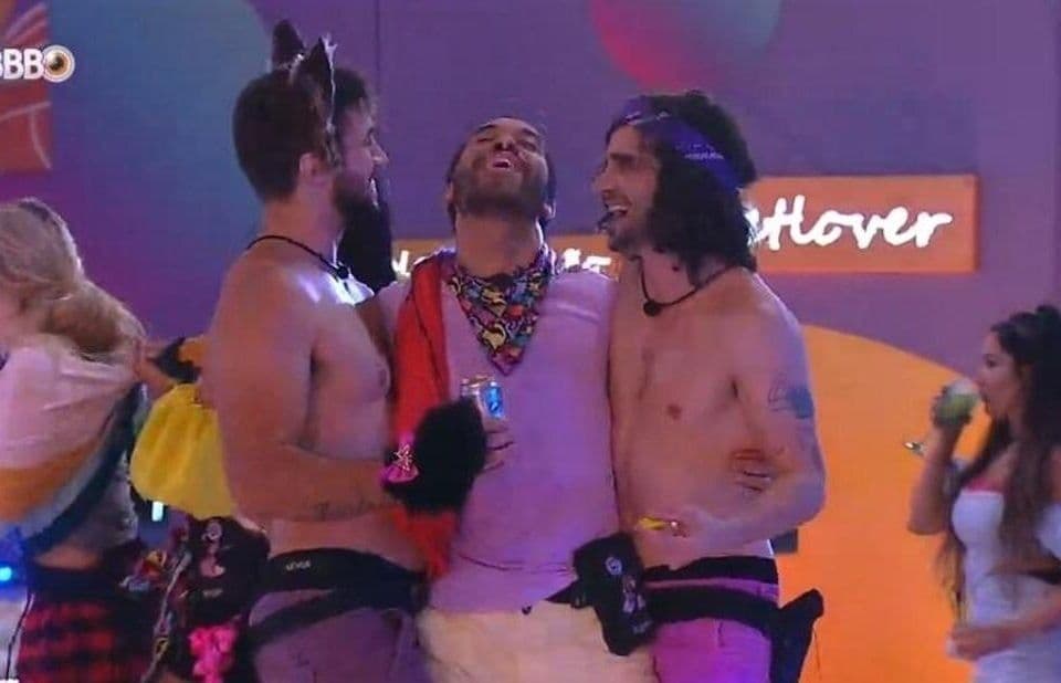 Fiuk e Arthur trocam carícias e dão sarrada em Gil em festa no BBB 21