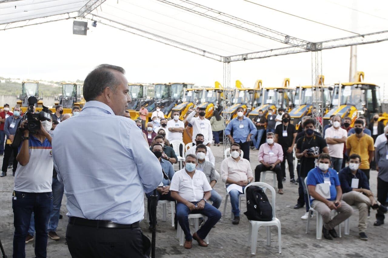 Ministro Rogério Marinho entrega 24 máquinas pesadas a municípios da Paraíba em visita a João Pessoa