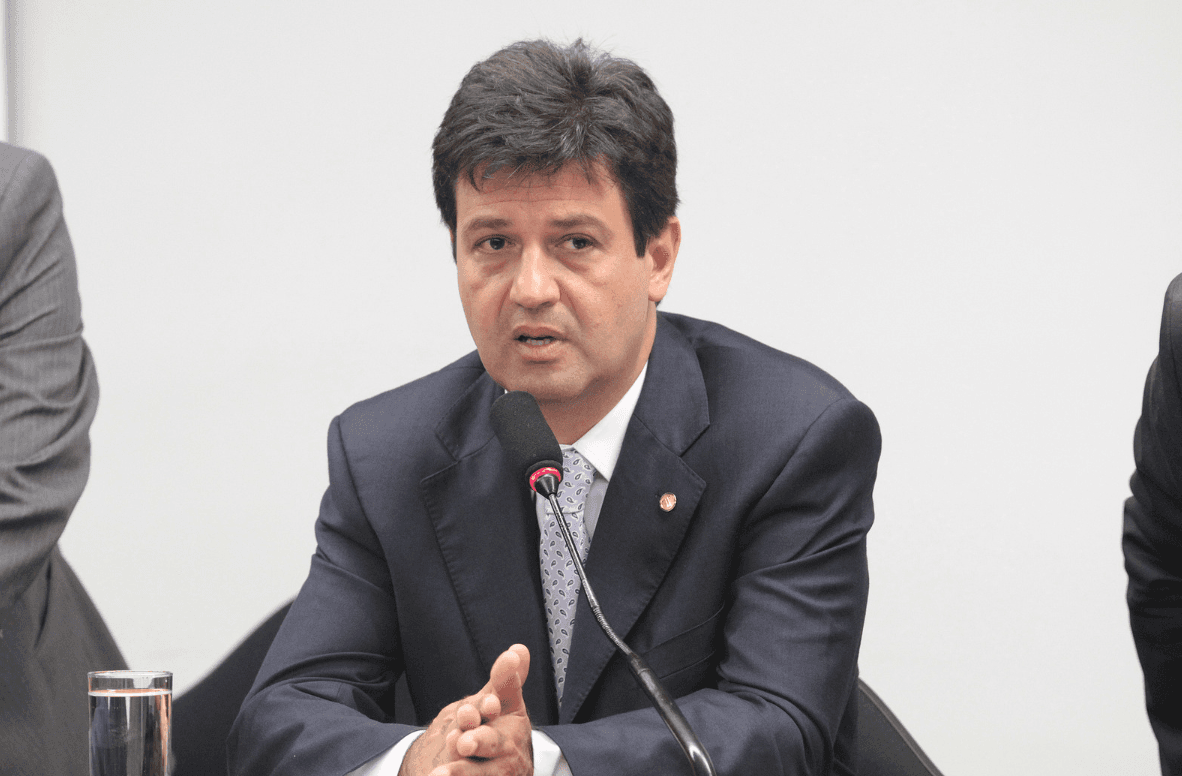 Brasil investiga um caso suspeito de coronavírus, e ministério sobe nível de alerta