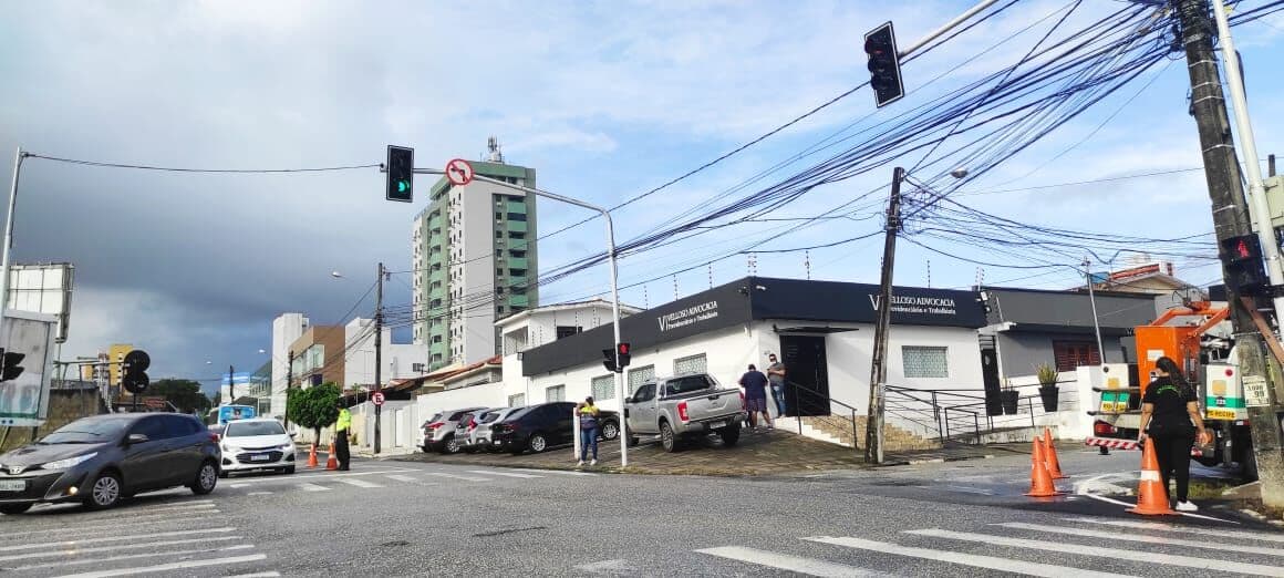 Semáforo é implantado para ordenar o fluxo em cruzamento no bairro Pedro Gondim, em João Pessoa