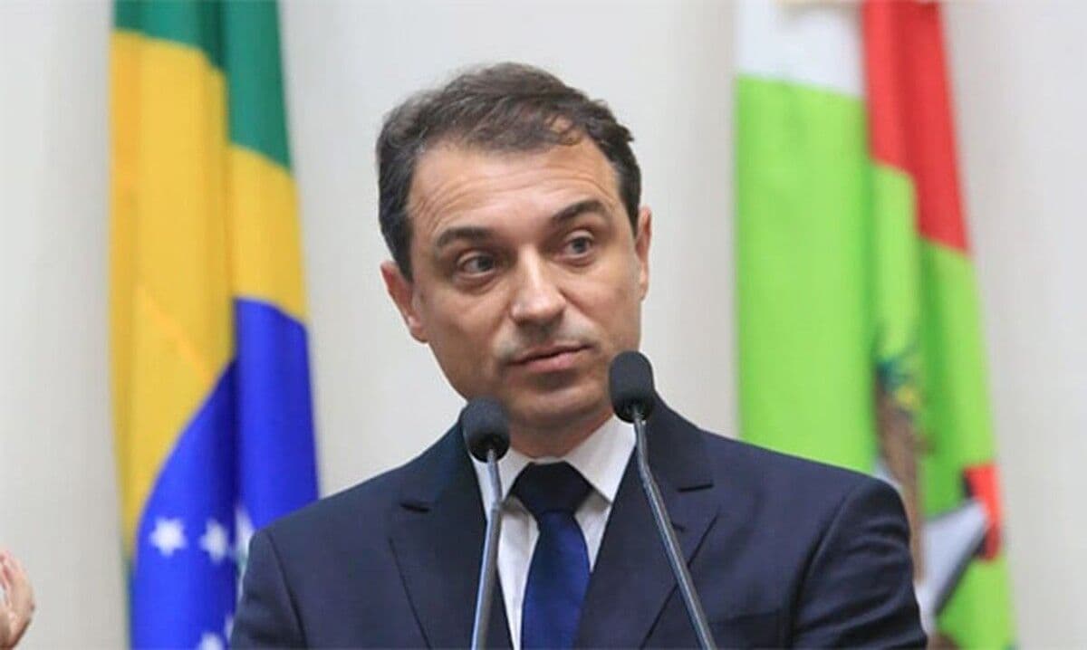 Governador de Santa Catarina é absolvido em processo de impeachment sobre compra de respiradores e retorna ao cargo