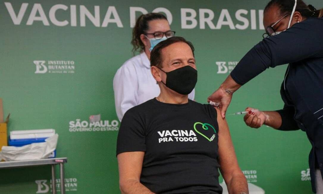 Doria recebe primeira dose da Coronavac em São Paulo