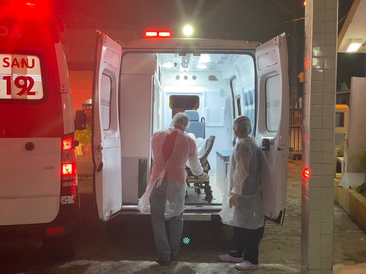 Idosos acamados de abrigo clandestino interditado, em João Pessoa, eram impedidos de tomar água para não sujar fraldas, revela delegada