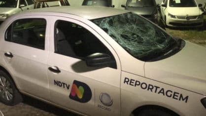 Equipe da Record é agredida durante reportagem em Santa Catarina; carro fica quebrado