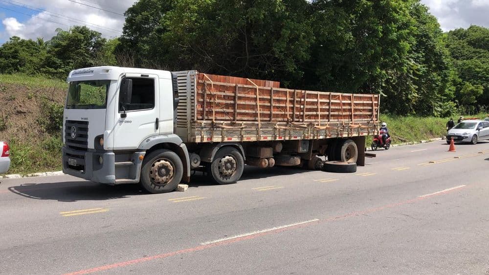 Motociclista fica ferido após ser atingido por pneu de caminhão em João Pessoa