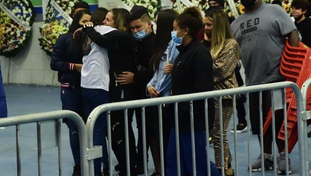 Velório de MC Kevin tem fogos de artifício, aglomeração e aplausos em São Paulo