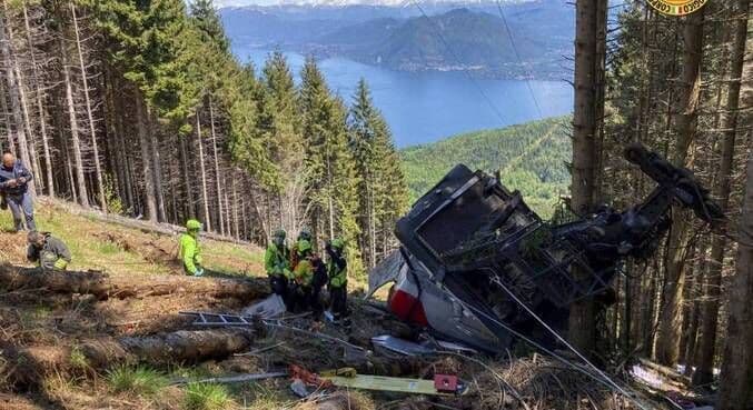 Cabine de teleférico despenca na Itália, deixa 13 mortos e dois feridos