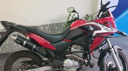 Motociclista leva multa grave por conduzir veículo sem cinto de segurança