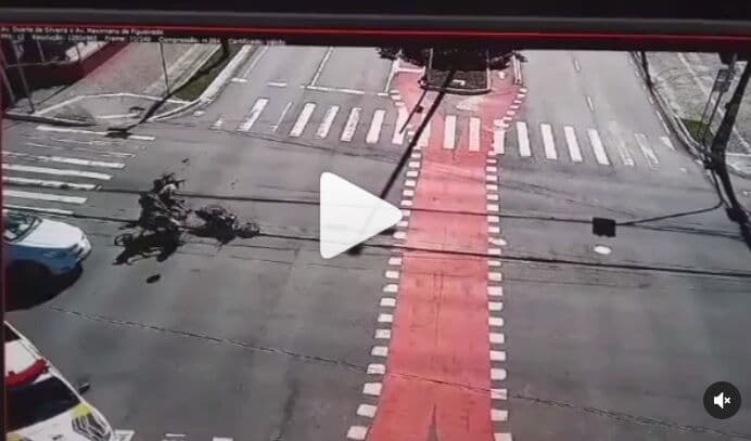 Câmera da Semob-JP flagra acidente com colisão entre duas motos em João Pessoa