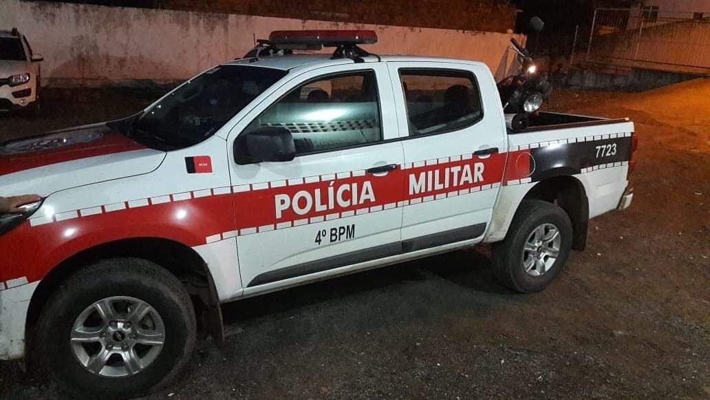 Homem é preso suspeito de dar soco e empurrar filho de 13 anos contra a parede