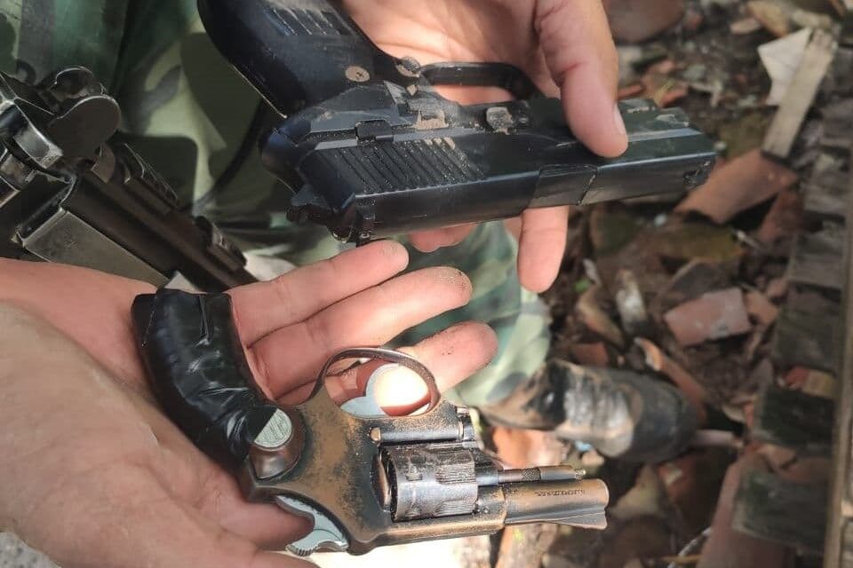 Polícia encontra armas de fogo, motocicleta roubada e foragido da justiça em festa clandestina, em João Pessoa